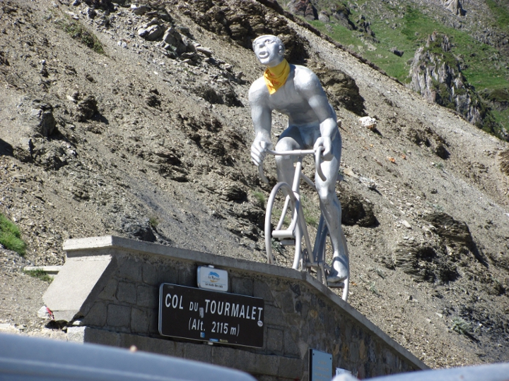 Frankreich, Col du Tourmalet, silberner Radfahrer