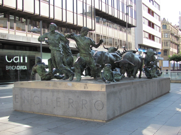 Spanien, Pamplona, Stiertreiben Skulptur