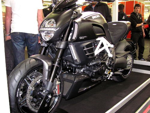 Ducati Diavel AMG weiß schwarz Carbon