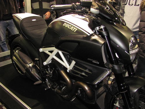 Ducati Diavel AMG weiß schwarz Carbon
